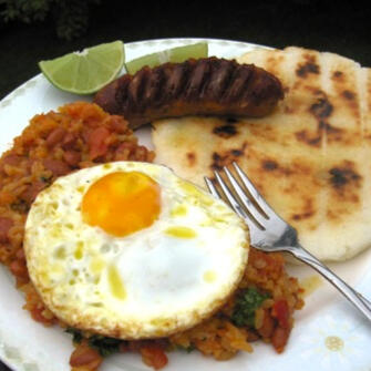 $20 COL - Desayuno Clásico: arroz, huevo, morcilla, pan.