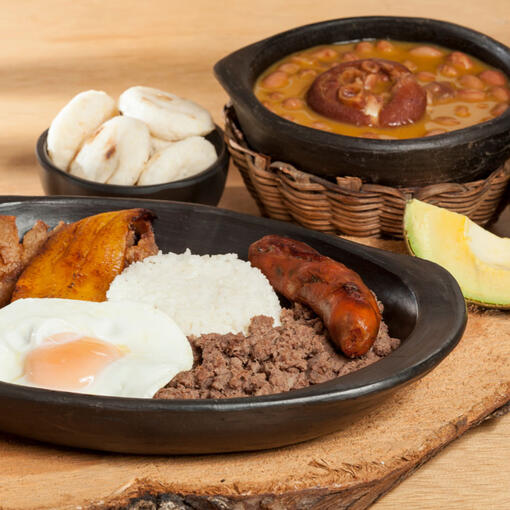 $29 COL - Desayuno Deluxe: Bandeja Paisa con sopa de frijoles.